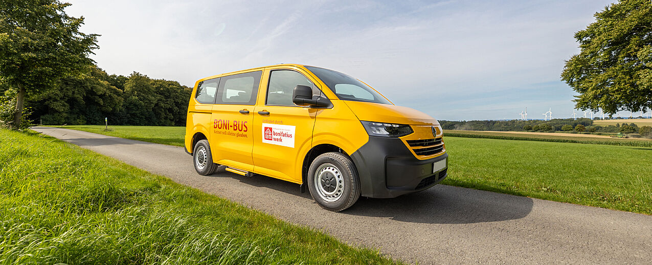 Unverzichtbare mobile Glaubenshelfer in der Diaspora: die gelben BONI-Busse. (Foto: Hartmut Salzmann)