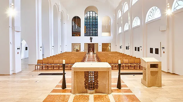 Erstrahlt in neuem Glanz: die Kirche St. Michael in Emden. Foto: Roman Weis