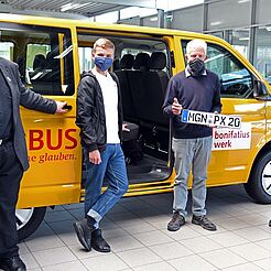 Msgr. Georg Austen (v. l.), Vincent Rassmann, Peter Sushe und Pfarrer Stephan Burmeister beim neuen BONI-Bus von Meiningen. (Foto: Sr. Theresita M. Müller)