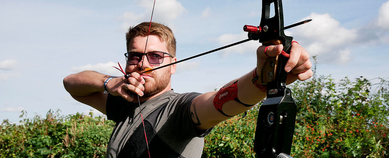 Gemeindereferent Patrick Jestädt ist Projektleiter von “SpiriBOW”. Das ANgebot verbindet sportliches Bogenschießen mit spirituellen Impulsen. Foto: Michelle Jestädt