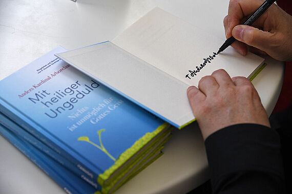 Anders Kardinal Arborelius stellt zusammen mit Pater Dominik Terstriep SJ sein neues Buch "Mit heiliger Ungeduld" vor. Foto: Theresa Meier