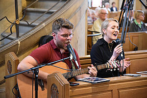 Christin Brüning und Paul Algermissen bereicherten die Betstunde mit Gesang und Gitarrenspiel.