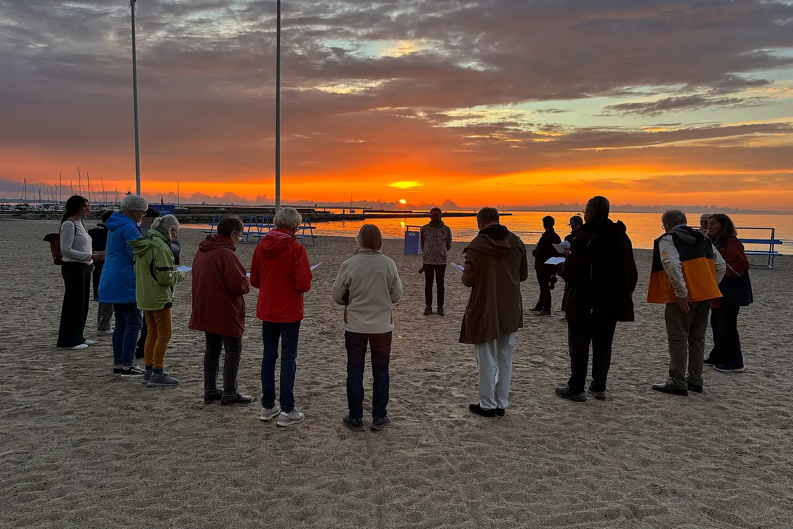 Die Reisegruppe beim Sonnenuntergang. Foto: Julian Heese)