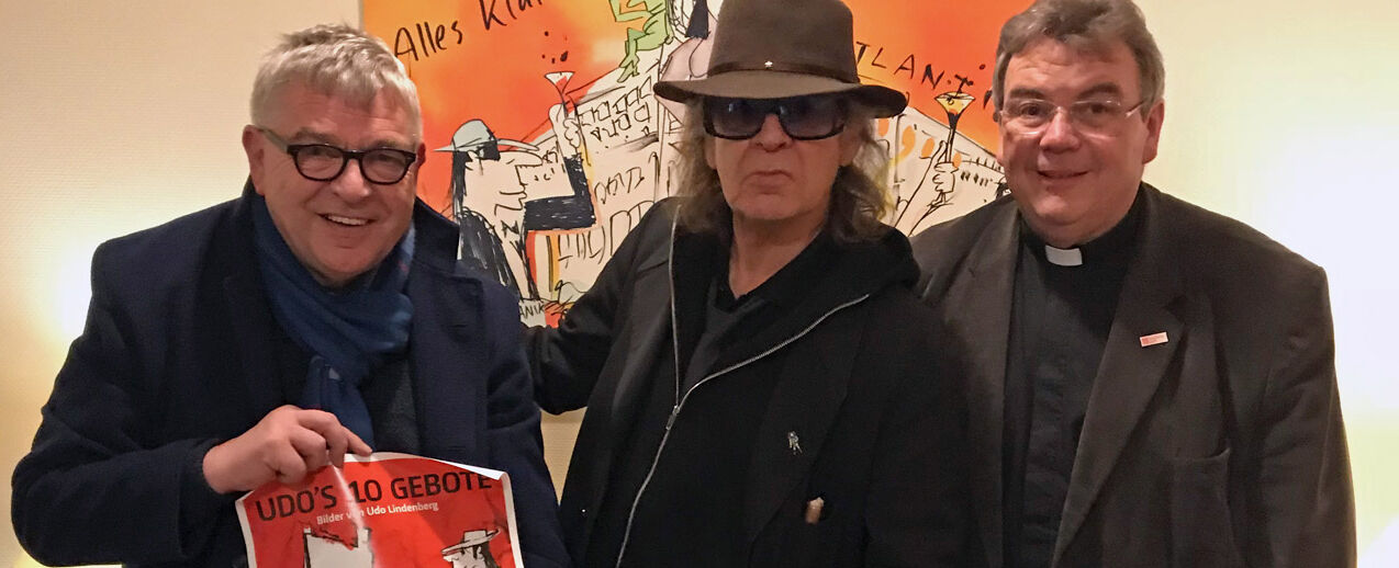 Monsignore Georg Austen (rechts), Udo Lindenberg und der Hamburger „Kiezpastor“ Karl Schultz danken den Spendern des Bonifatiuswerkes für ihre großzügige Unterstützung des Wohnhauses „Johanna“ in Hamburg.