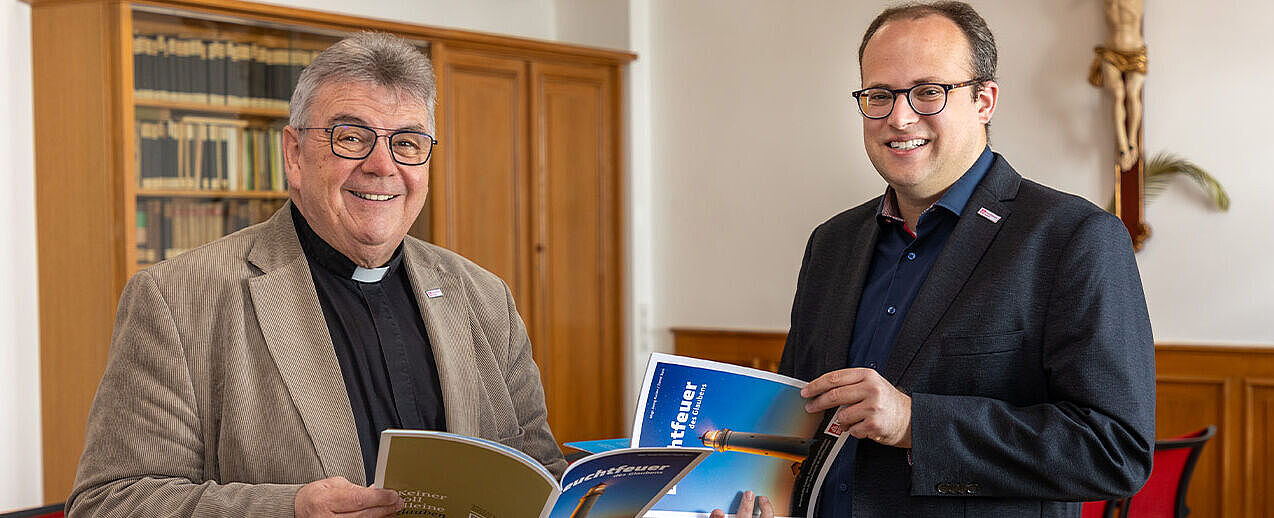 Die Autoren der neuen Broschüre „Leuchtfeuer des Glaubens“: Bonifatiuswerk-Generalsekretär Monsignore Austen (li.) und Daniel Born, Referent im Bereich „Missionarische und diakonische Pastoral“ (Foto: Hartmut Salzmann)