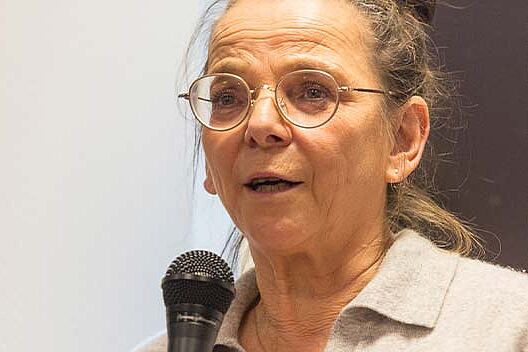 Beate Danlowski, Leiterin der Einrichtung, bei der Eröffnungsrede. (Foto: Walter Wetzler)