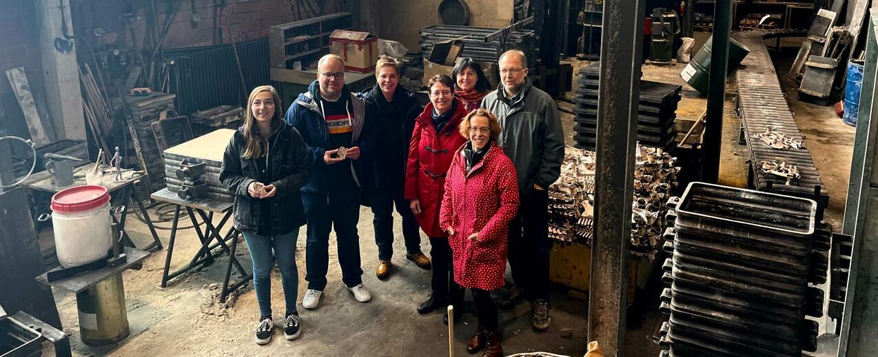 Zu Besuch in der Bronzegießerei von "Butzon & Bercker": (v.l.n.r.: Eva Dreier, Julian Heese, Magdalena Vering, Margret Keusgen, Heidi Rose, Inga Schmitt, Guido Erbrich). (Foto: Bonifatiuswerk)