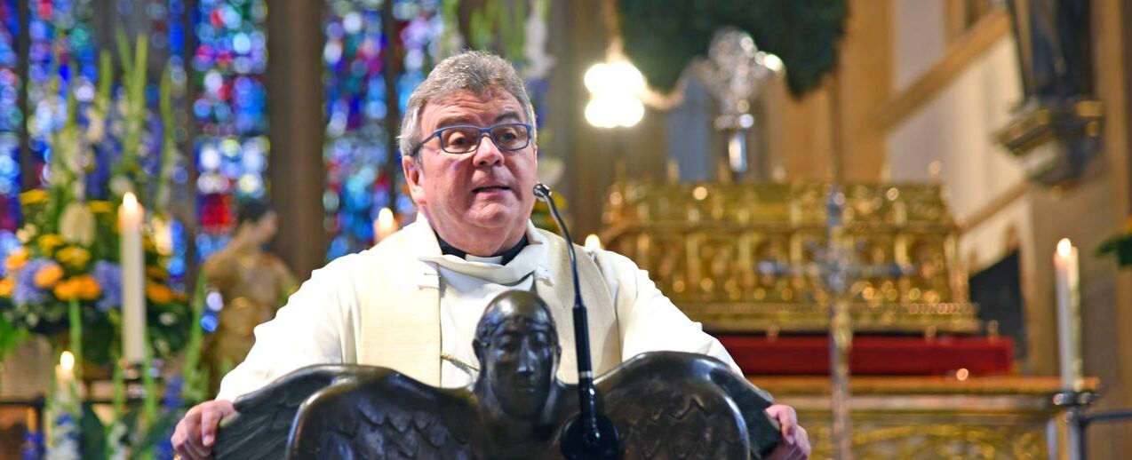 Monsignore Georg Austen begrüßt die Gläubigen zur traditionellen Gebetsstunde für die Diaspora im Paderborner Dom. (Foto: Patrick Kleibold)