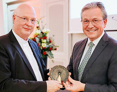 Paderborns Bürgermeister Michael Dreier dankte dem früheren Generalvikar Alfons Hardt für die freundschaftliche und verlässliche Zusammenarbeit und brachte als Geschenk eine Pfauen-Statuette mit. 