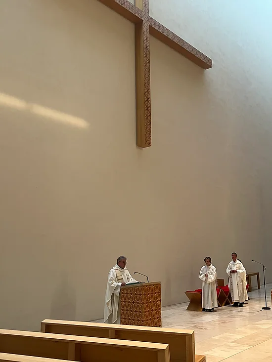 Monsignore Georg Austen als Konzelebrant beim Gottesdienst in der Propsteikirche St. Trinitatis in Leipzig. Foto: Marcus Thielking