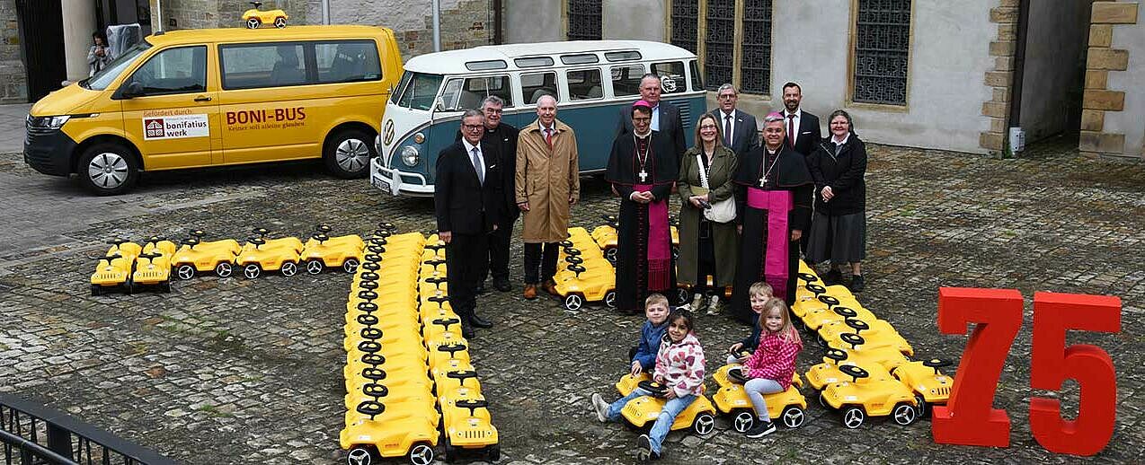 	Feiern gemeinsam 175-jähriges Bestehen des Bonifatiuswerkes und den 75. Geburtstag seiner Verkehrshilfe (von links): Bürgermeister Michael Dreier, Bonifatiuswerk-Generalsekretär Monsignore Georg Austen, Bonifatiuswerk-Präsident Manfred Müller, Bischof Raimo Goyarrola aus dem Bistum Helsinki, Ulrich Hofmann, Geschäftsführer von Team VW Nutzfahrzeuge Zentrum in Paderborn, WDR-Moderatorin Yvonne Willicks, Bonifatiuswerk-Geschäftsführer Ingo Imenkämper, Erzbischof Dr. Udo Markus Bentz, Lars Lütke von VW-Nutzfahrzeuge Vertrieb Deutschland und Schwester Lydia Kaps, „BONI-Bus-Abholerin“ aus dem Jugendzentrum Don Bosco aus Magdeburg. Foto: Theresa Meier
