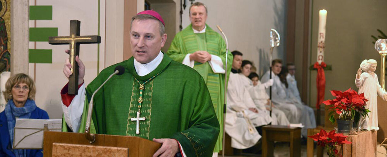 Weihbischof Wilfried Theising brachte ein Kreuz mit für das neue Pfarrzentrum. Foto: Ludger Heuer