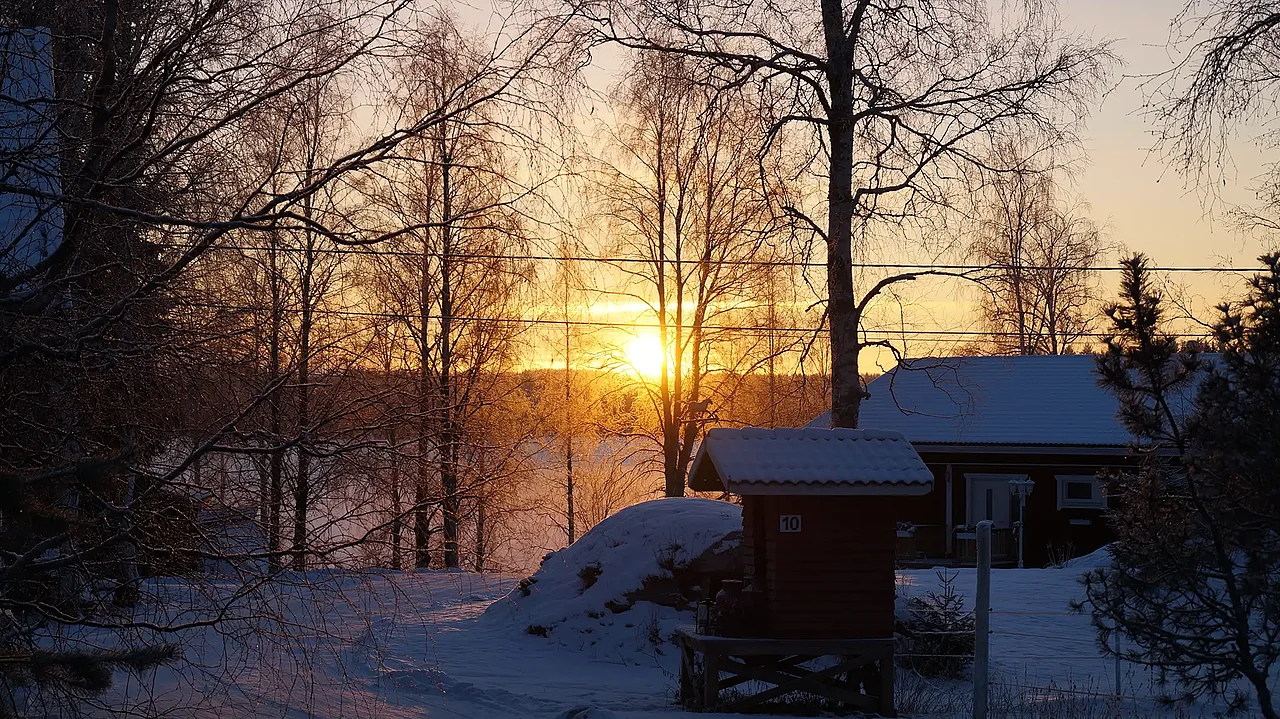 Sonnenaufgang an einem verschneiten Wintertag in Finnland. (Foto: Lisa Bungarten)