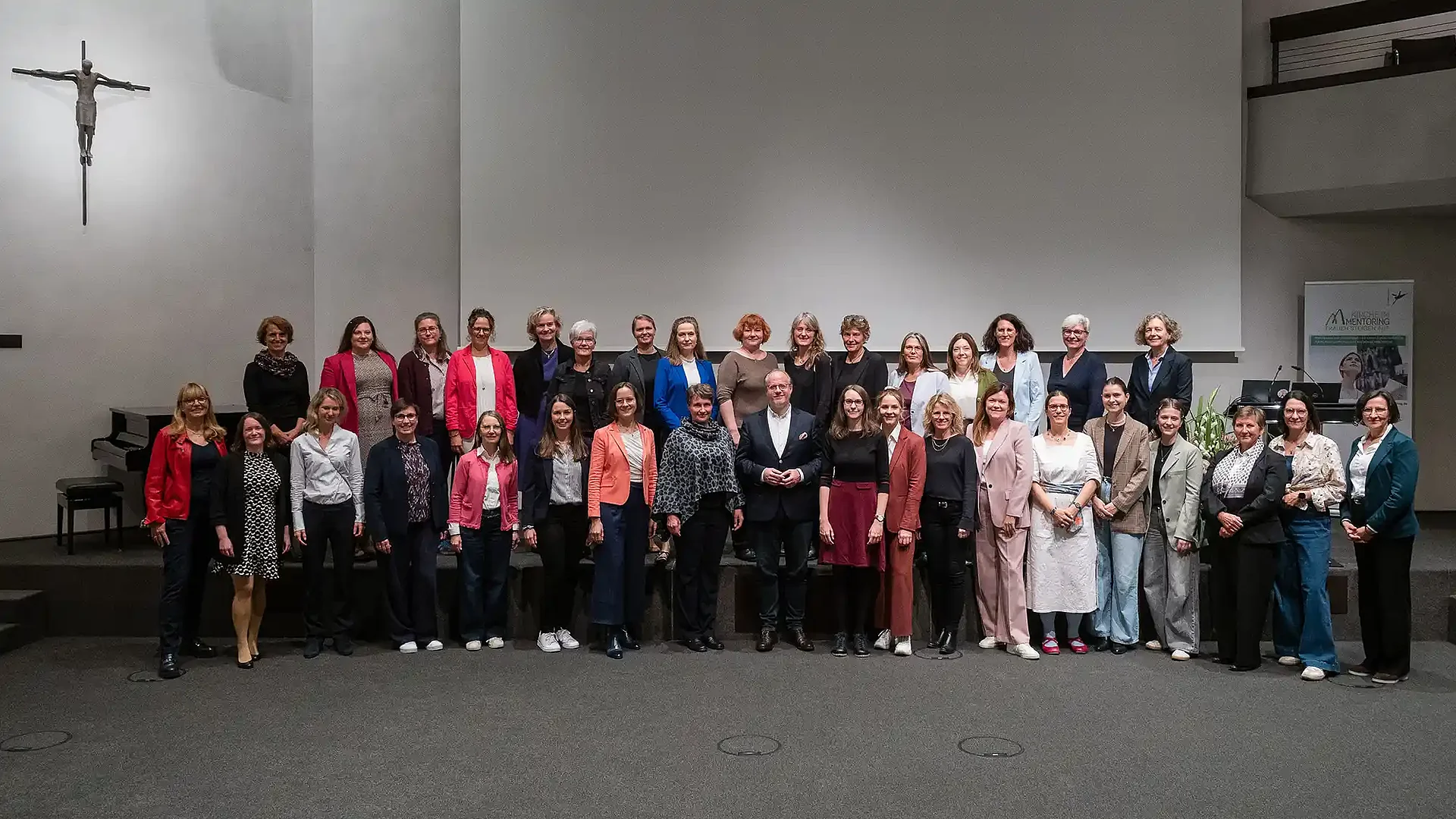 16 Mentees wurden im vergangenen Jahr auf ihrem Abschlussfoto begleitet von Dr. Claudia Lücking-Michel, ihren Mentorinnen und einem Mentor, einigen Personalverantwortlichen. (Foto: Stefan Winterstetter/Hildegardis-Verein)