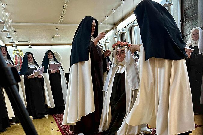 Während der feierlichen Einkleidung von Sr. Bianca im Karmelkloster in Hafnarfjördur. Die junge Frau kommt aus einem Indigo-Stamm in Kanada (Foto: Msgr. Georg Austen) 