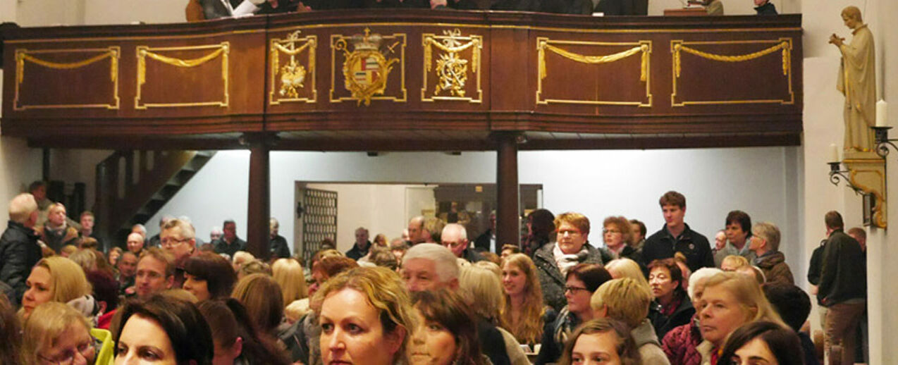 Juan del Bosco singt in der Feier der Osternacht das Panis Angelicus: Foto: Mirjam Schliephak