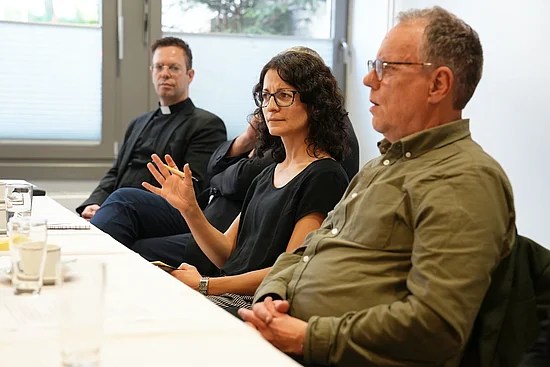 Mentoren des "Praktikums in Norden" tauschen sich über Erfahrungen mit den Freiwilligen aus. Hier im Bild (v.l.): Bruder Lukas, Lidia Fioravanti, Gunnar Silow. Foto: Theresa Meier