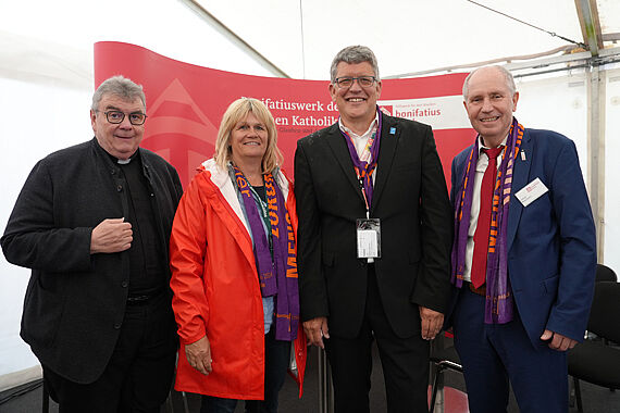 Austausch über zukünftige Projekte des Bonifatiuswerkes: (von links) Monsignore Georg Austen, Ines Klose, Wolfgang Klose, Vizepräsident des ZdK und Manfred Müller. Foto: Pia Wittek