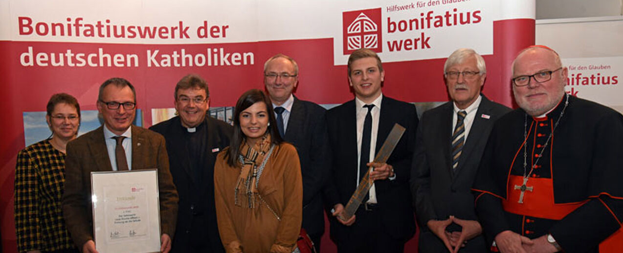 Der dritte Preis ging 2016 an das Berufskolleg St. Michael in Ahlen im Bistum Münster. Von Links: Jurymitglied Uta Raabe, Johannes Gröger, Monsignore Georg Austen, Noelle Vatterodt, Lothar Weichel, Moritz Dickmann, der Präsident des Bonifatiuswerkes, Heinz Paus, und Kardinal Reinhard Marx. (Foto: Bonifatiuswerk)