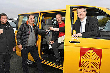 Schlüsselübergabe v. l.: Pfr. Māris Zviedris, Pfr. Māris Ozoliņš, Pfr. Lauris Malnačs, Thomas Twents. Foto: Sr. Theresita M. Müller