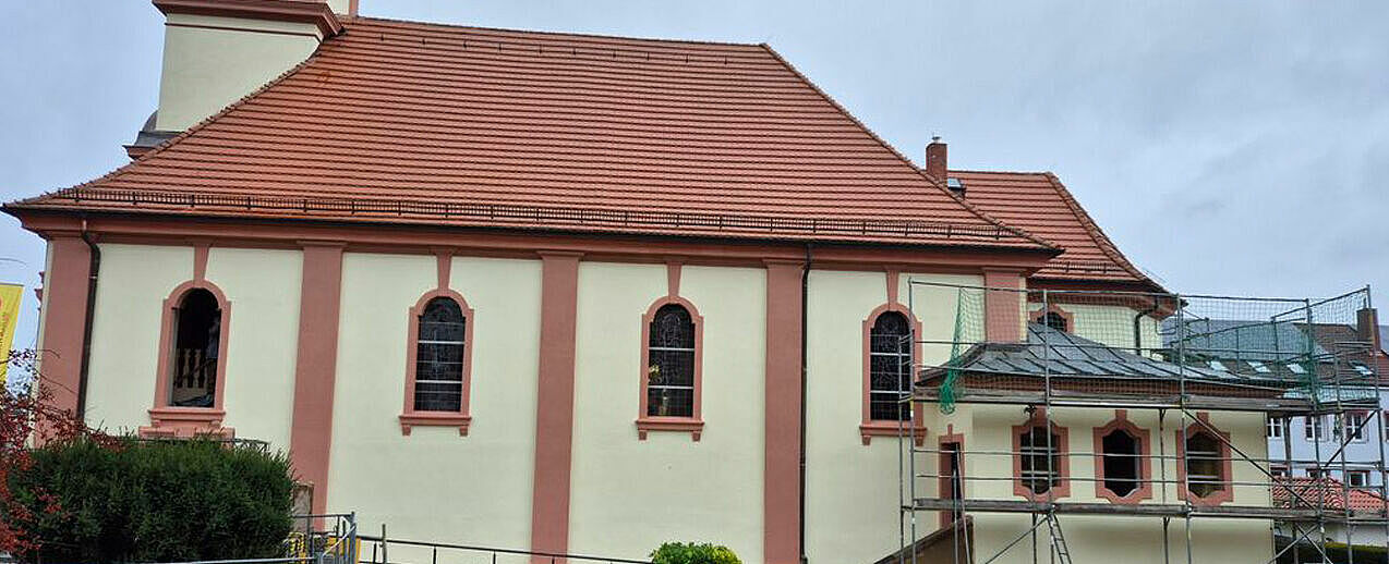 Die sanierte Südfassade der Herz-Jesu-Kirche in Roßlau. (Foto: Hartmut Neuhaus