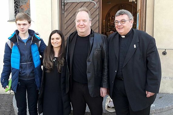 Julius Schäfer (Klavierbegleitung), die kubanische Sopranistin Adriana Valdés und der New Yorker Bariton Charles Coleman mit Monsignore Georg Austen (v.l.). (Foto: Nicole Radtke)