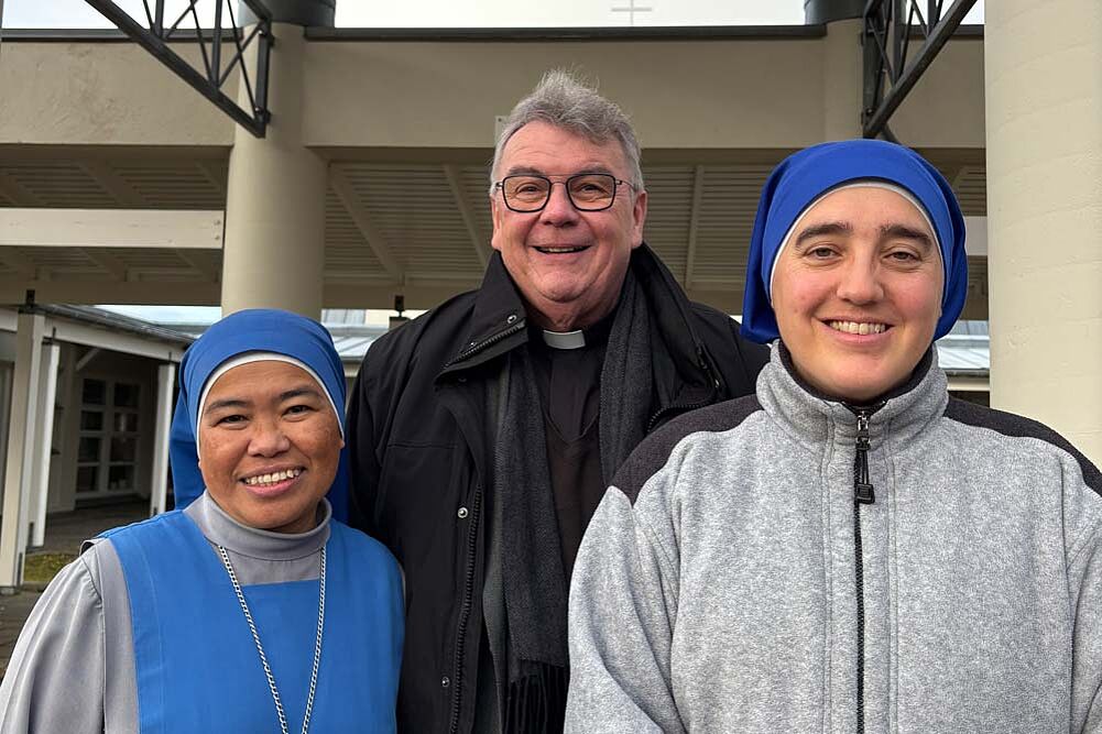 Die blauen Schwestern von St. Joseph mit Monsignore Georg Austen. Foto: privat