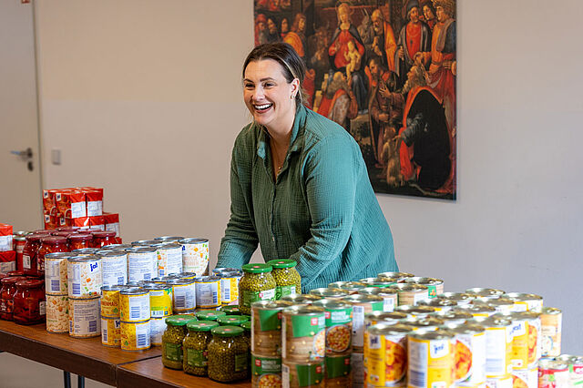 Dagmar Kotecki, stellvertretende Leiterin von Klaras Küche, stellt Lebensmittel in Klaras Laden bereit (Foto: Hartmut Salzmann)