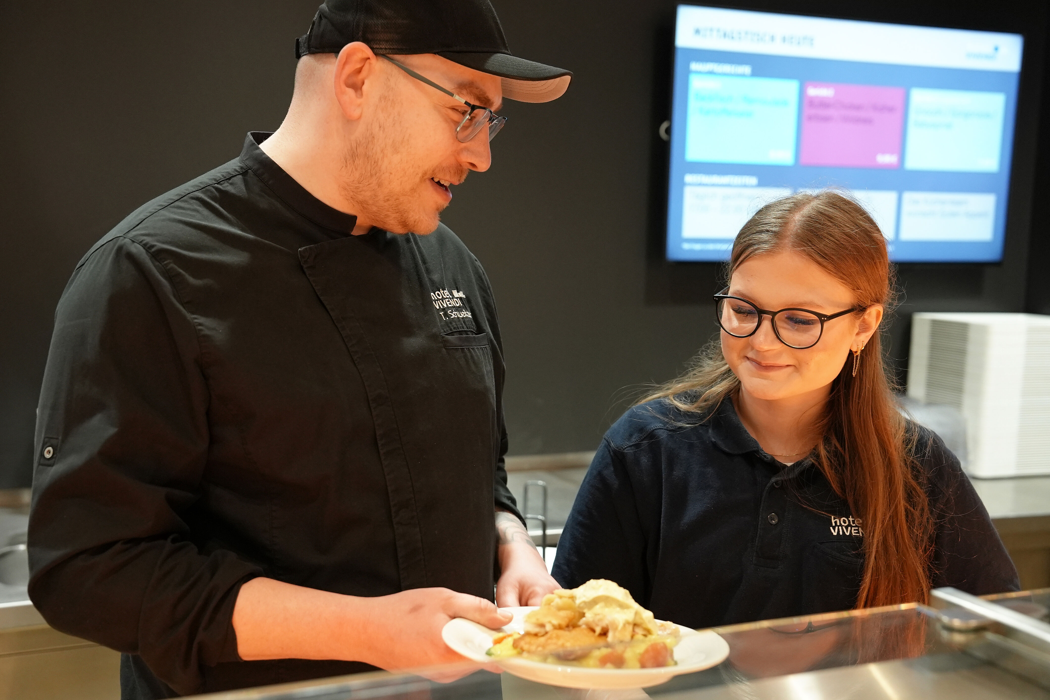 Küchenchef und Ausbilder Thomas Schweitzer unterstützt Lea während ihres Praktikums in der Küche des Hotels Vivendi. (Foto: Theresa Meier)
