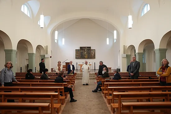 Der Bonifatiusrat im Gespräch mit Pater Josef in der Pfarrkirche St. Georg im Norden Leipzigs. Foto: Marcus Thielking