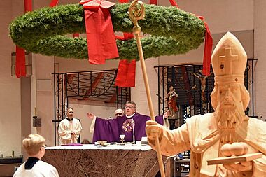 Monsignore Georg Austen segnete während eines feierlichen Gottesdienstes die neue Holznikolausfigur in Hövelhof. (Foto: Patrick Kleibold)