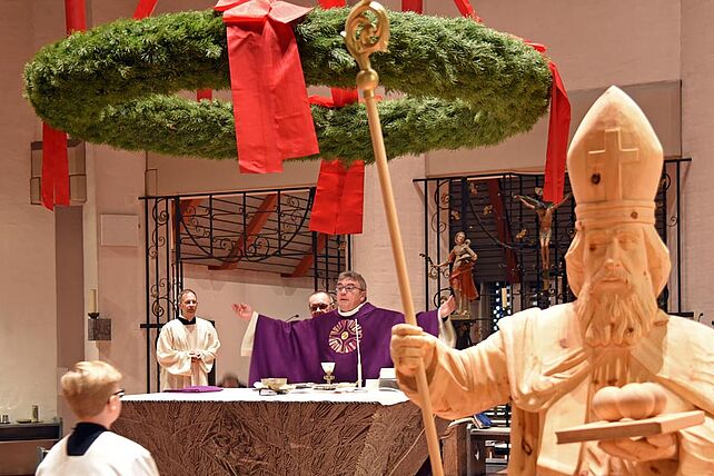 Monsignore Georg Austen segnete während eines feierlichen Gottesdienstes die neue Holznikolausfigur in Hövelhof. (Foto: Patrick Kleibold)