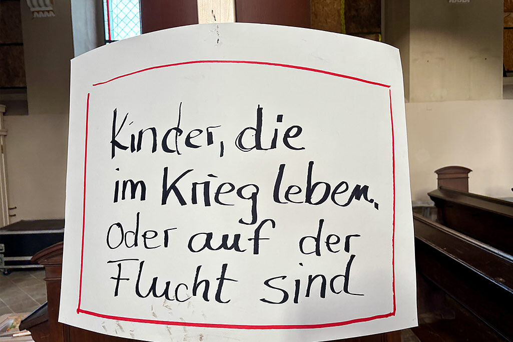 In der Kirche hingen Plakate mit Nöten von Kindern. (Foto: Andreas Statt)