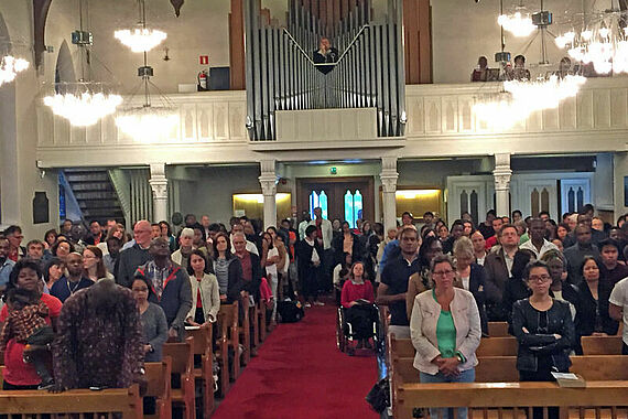 Die Gottesdienste in der Gemeinde St. Henrik in Helsinki sind stets voll.