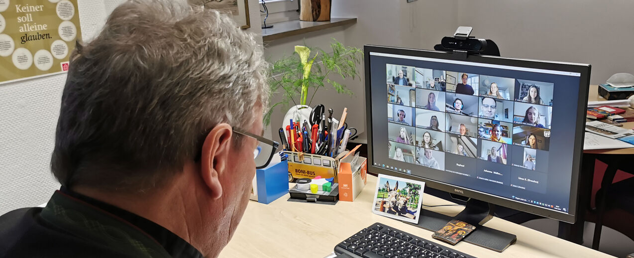 Monsignore Georg Austen, Generalsekretär des Bonifatiuswerkes, startet mit einem geistlichen Impuls in die digitale Bewerbungsrunde. (Foto: Matthias Band)