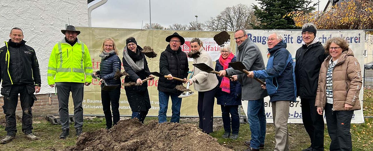 Ein Spatenstich voller Hoffnung: Mit der Unterstützung des Bonifatiuswerks beginnt die Sanierung des Pfarrheims St. Marien – ein Meilenstein für die Zukunft der Gemeinde. (Foto: Petra Zwittian)
