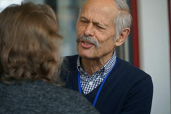 Bob Hopkins im Gespräch. (Foto: Katharina Goldinger)