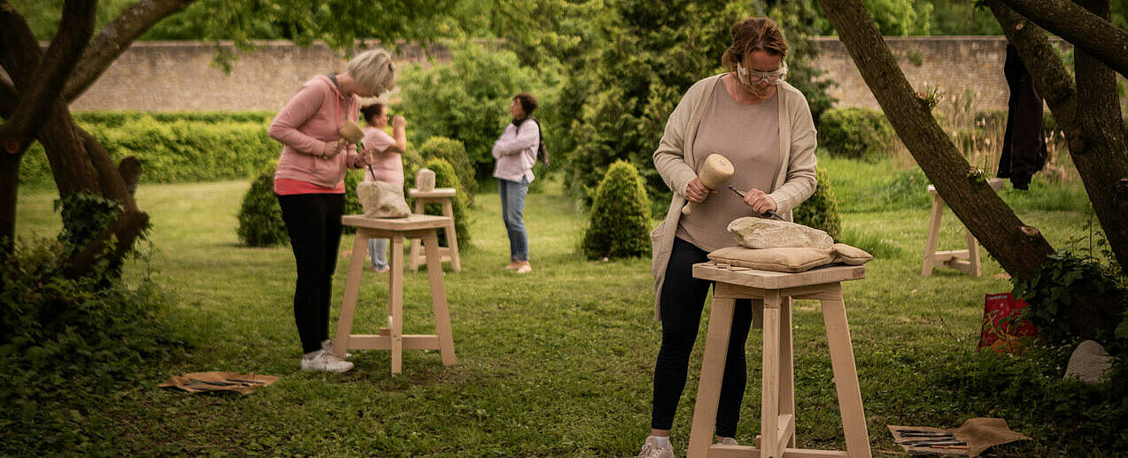Fünf Frauen nahmen an den Steinbildhau-Tagen des Bistums Magdeburg auf der Huysburg teil. (Foto: S. Albrecht)