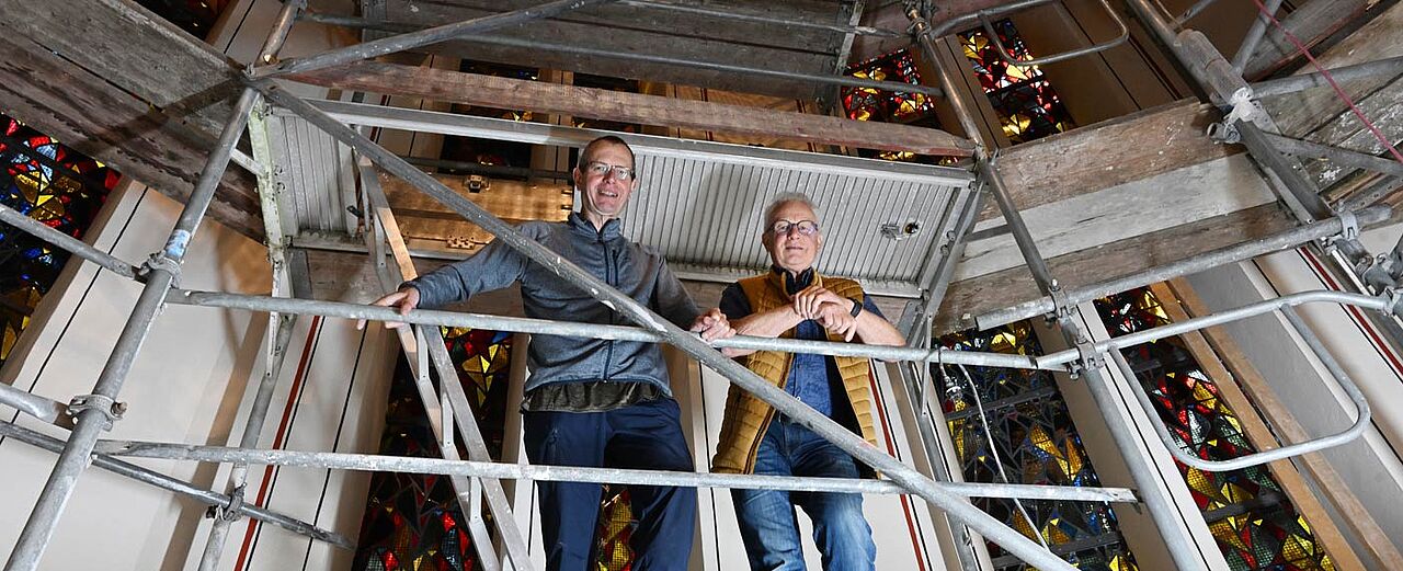 Pfarrer und Dechant Andreas Bolten und Raphael Helms, Immobilienbeauftragter der St. Willehad-Gemeinde, führen durch „ihre“ Kirche. (Foto: Dirk Gabriel-Jürgens/WZ)