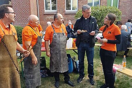 Kolpingfamilie Schöppenstedt am Grill mit dem neuen Bischof von Hildesheim in Wolfenbüttel. (Foto: Peter Wachsmann) 