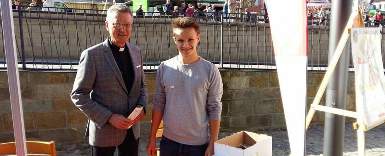 Monsignore Joachim Göbel, Leiter der Hauptabteilung Schule und Erziehung und David Gorny, Bundesfreiwilliger des Bonifatiuswerkes. (Foto: Matthias Micheel)