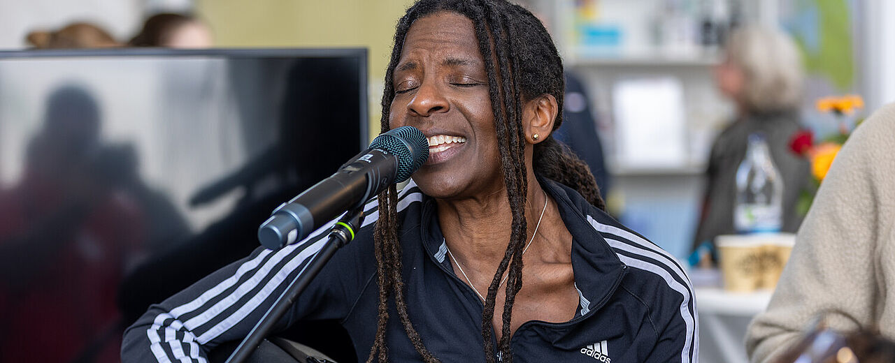 Für einen emotionalen Höhepunkt am Infostand des Bonifatiuswerkes sorgte das Konzert der christlichen Musikerin Judy Bailey. Foto: Hartmut Salzmann