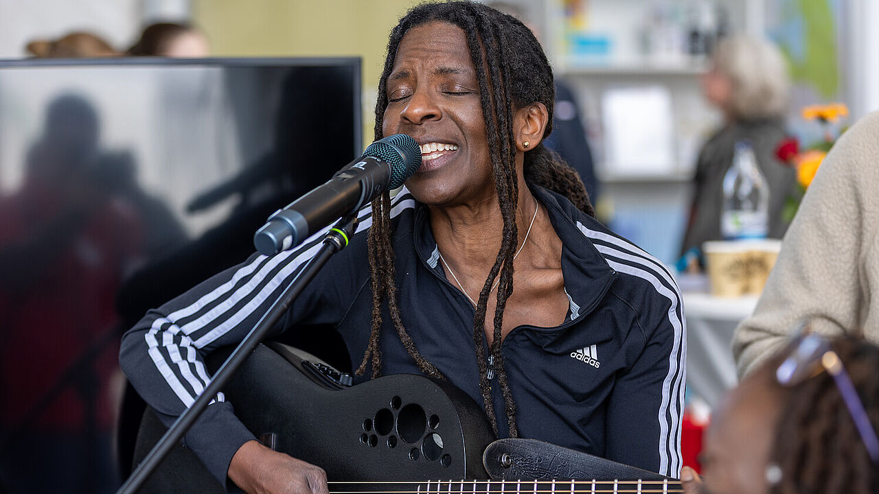 Für einen emotionalen Höhepunkt am Infostand des Bonifatiuswerkes sorgte das Konzert der christlichen Musikerin Judy Bailey. Foto: Hartmut Salzmann