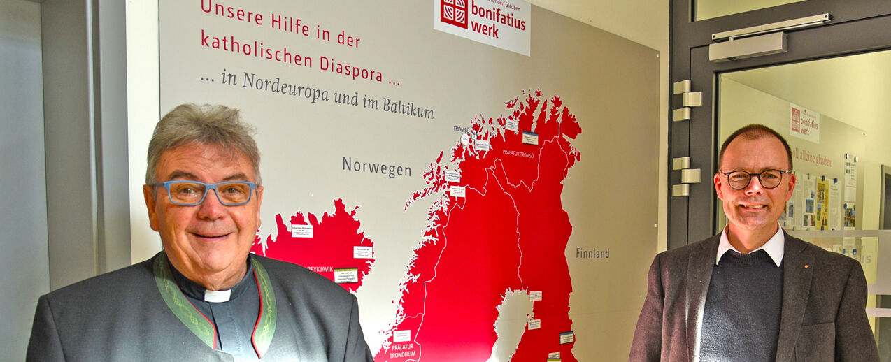 Monsignore Georg Austen, Generalsekretär des Bonifatiuswerkes, begrüßt den neuen Vorsitzenden des Ansgar-Werkes im Bonifatiushaus (v.l.). (Foto: Theresa Meier)
