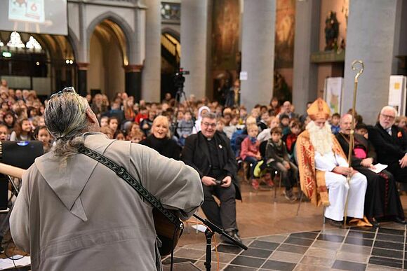 Gemeinsam mit dem weltbekannten Popmusiker und Mönch Stan Fortuna singen die Kinder und Gäste ein Lied zu Ehren des heiligen Nikolaus. (Foto: Therea Meier)