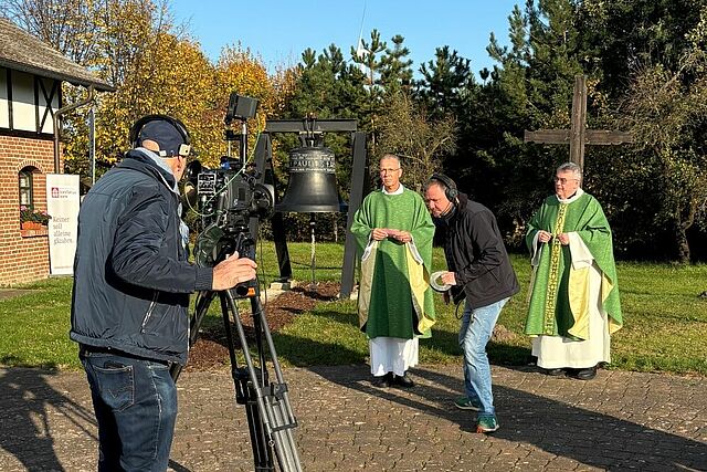 Pater Christian Heim und Monsignore Georg Austen begrüßen die Teilnehmer des Fernsehgottesdiensten an den TV-Bildschirmen. (Foto: Privat)