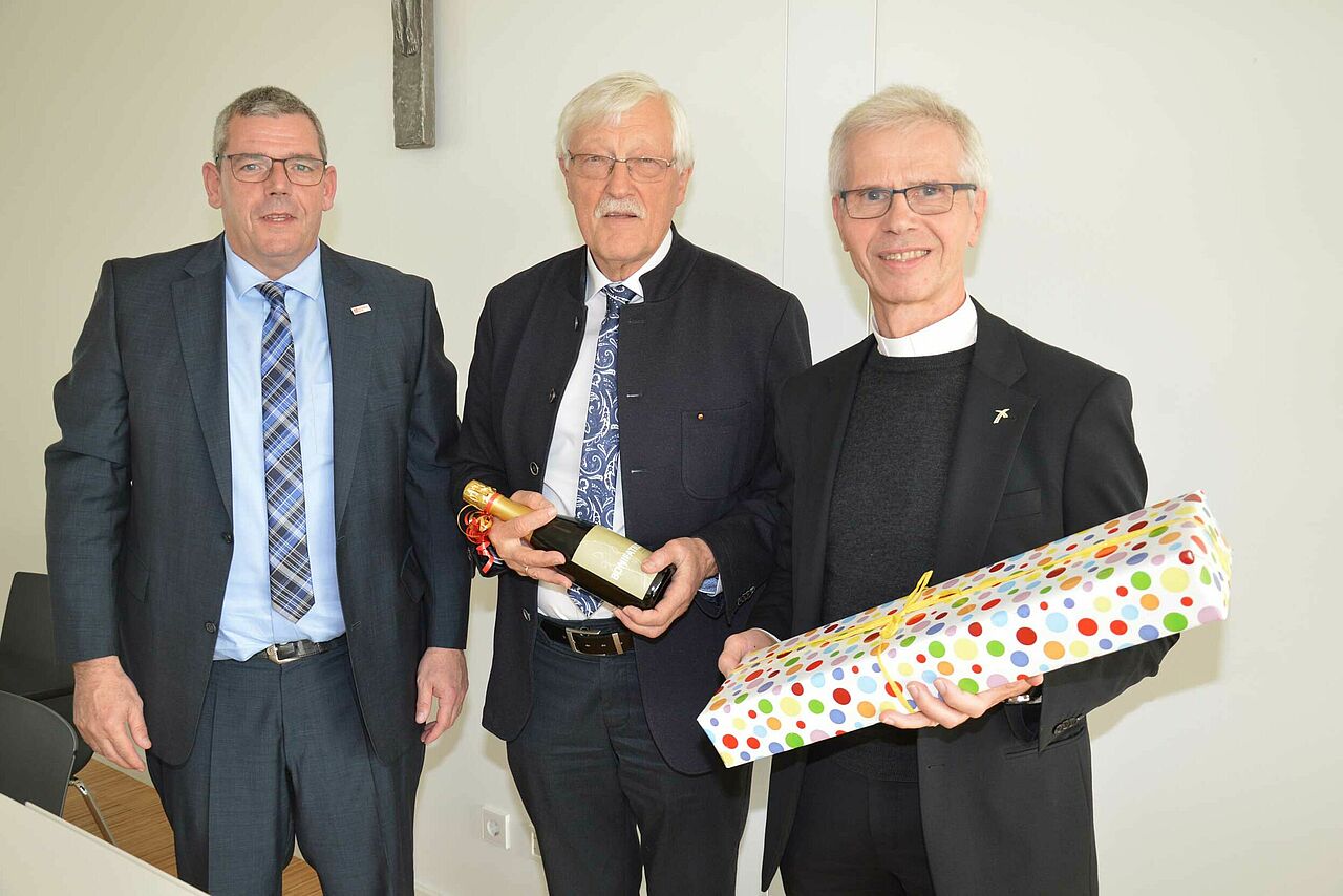 Dompropst Dr. Alfred Hoffmann, früherer Generalvikar des Bischofs von Görlitz (rechts), wird von Heinz Paus und Ingo Imenkämper (links) aus dem Bonifatiusrat verabschiedet. (Foto: Marius Thöne)