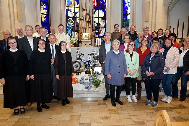 Die Franziskanerinnen Salzkotten sowie zahlreiche Mitwirkende und Förderer feierten zur Eröffnung des Pilgerradweges gemeinsam einen Gottesdienst in der Mutterhauskirche der Franziskanerinnen. Foto: Michael Bodin / fcjm-presse
