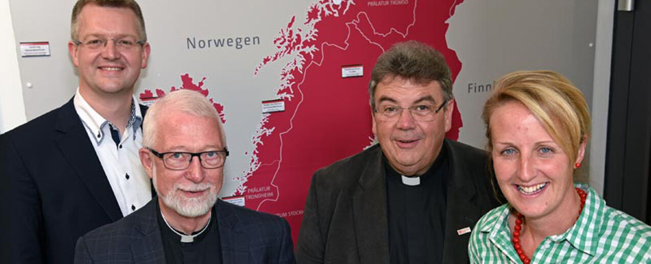 Gemeinsamer Austausch über aktuelle und zukünftige Projekte im Bistum Kopenhagen: Von Links: Thomas Twents (Bereichsleiter Projektverwaltung im Bonifatiuswerk), Generalvikar Niels Engelbrecht (Bistum Kopenhagen), Monsignore Georg Austen (Generalsekretär Bonifatiuswerk) und Julia Jesse (Referentin Missionarische und diakonische Pastoral im Bonifatiuswerk). Foto: Patrick Kleibold 