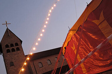 Das Himmelszelt vor der katholischen St. Bernward-Kirche in der Wolfsburger Nordstadt. Foto: Antonia Przybilski